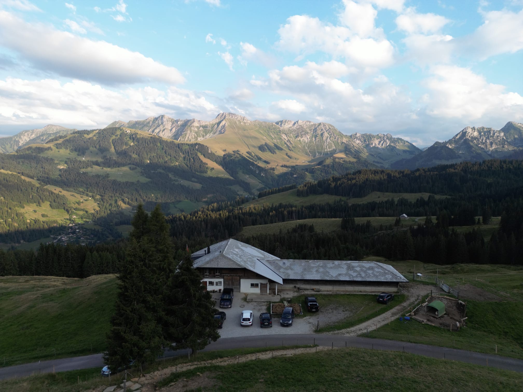 Alp Burlaya, Aussenansicht mit Blick auf den Schwyberg